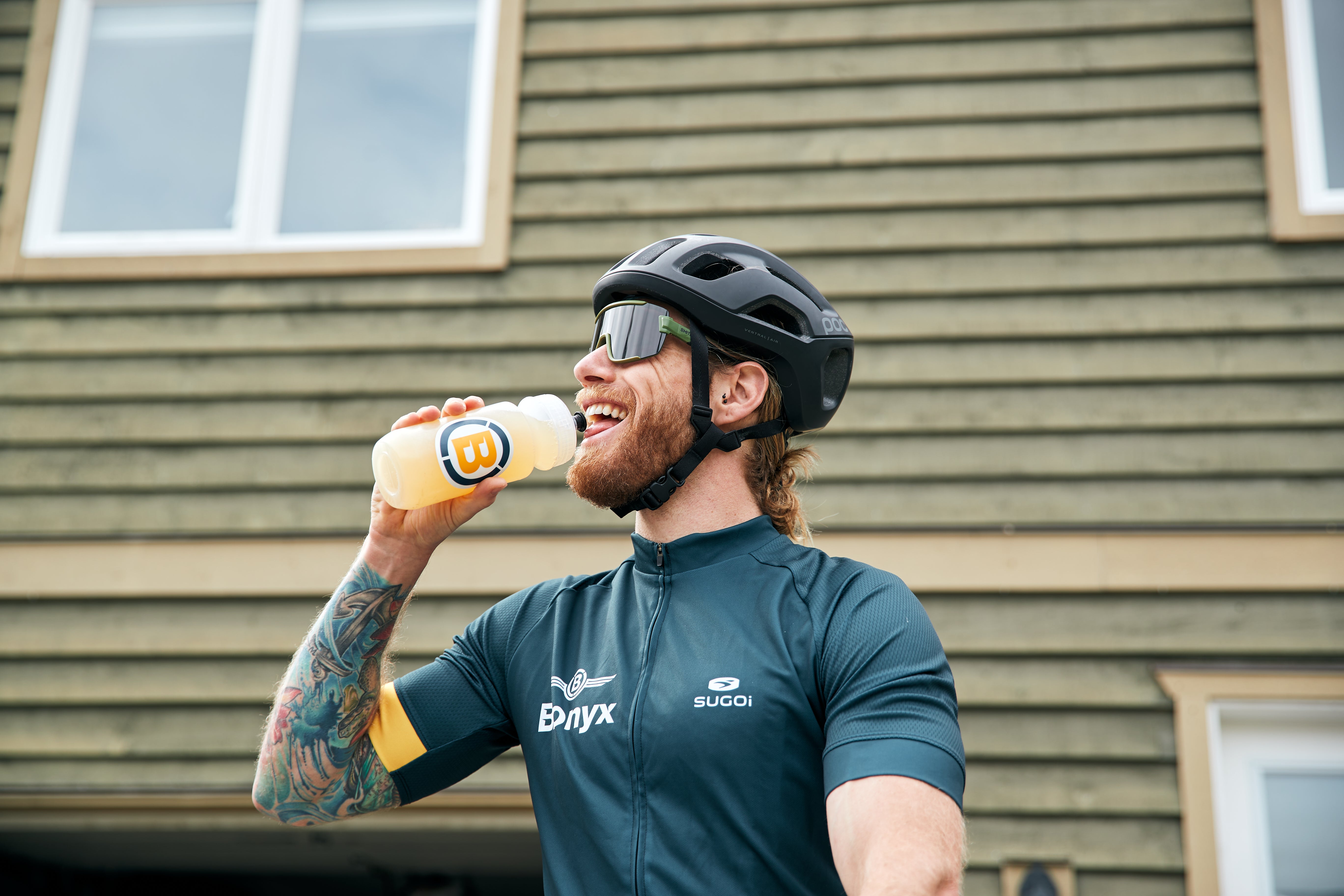 Cyclist drinking Blonyx Hydra+